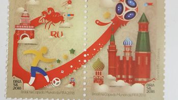Selo em homenagem à Copa mistura elementos da Rússia e do Brasil