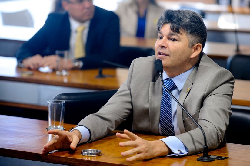 Senador Medeiros oficia ministro da Justiça para tomar providências quanto a ocupação de ferrovia 