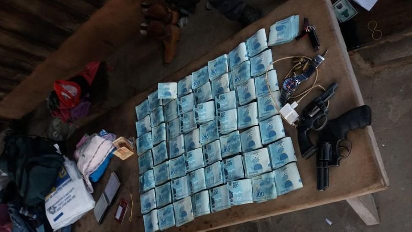 Dois assaltantes de agência bancária morrem em troca de tiros com a PM