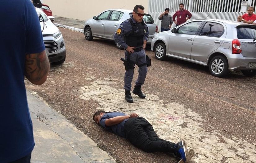 Mulher pula de carro durante sequestro e criminoso é baleado na bunda 