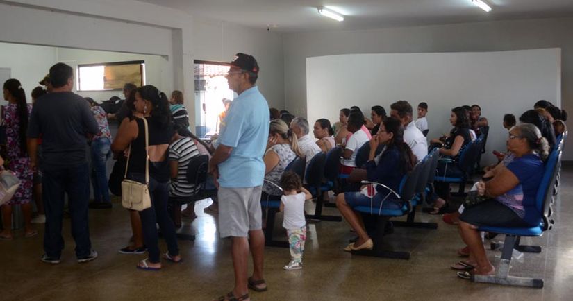 Pacientes dormem na fila para tentar fazer exames