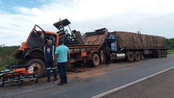Engavetamento entre 3 caminhões deixa feridos na BR-070