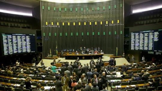 Parecer da LDO veta renúncia fiscal, reduz custeio e congela salários