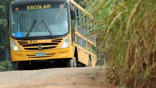 Professores denunciam repasses atrasados do estado na merenda escolar e transporte
