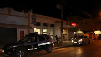 Trio invade agência pelo telhado, rendem funcionários e fogem com dinheiro do cofre
