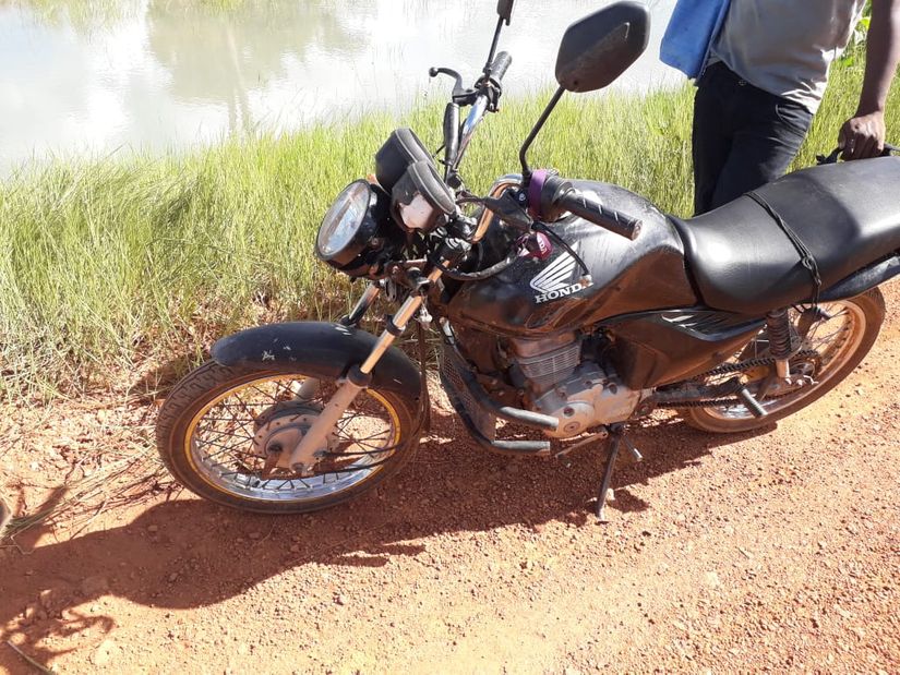 Homem cai de motocicleta é pisoteado e chifrado por vaca e morre 