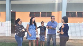 A convite dos pais, vereador vai até escola para ouvir demandas