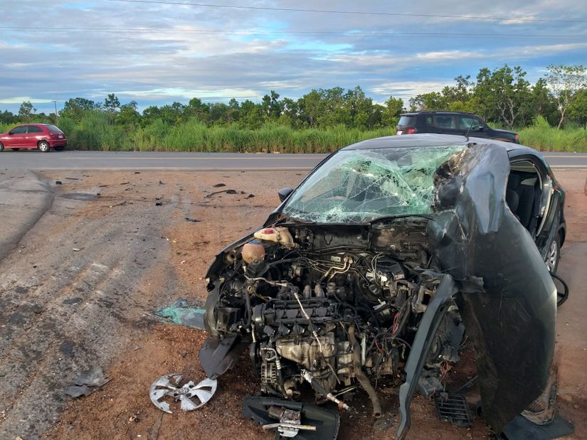 Acidente envolvendo carro e caminhão deixa gerente de posto ferido 