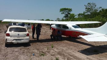 Bolivianos são flagrados em avião carregado com 480 kg de cocaína