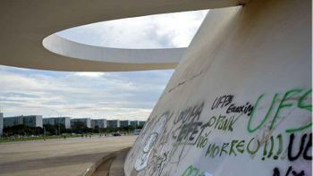 Brasilienses organizam mutirão para limpar pichações no Museu Nacional