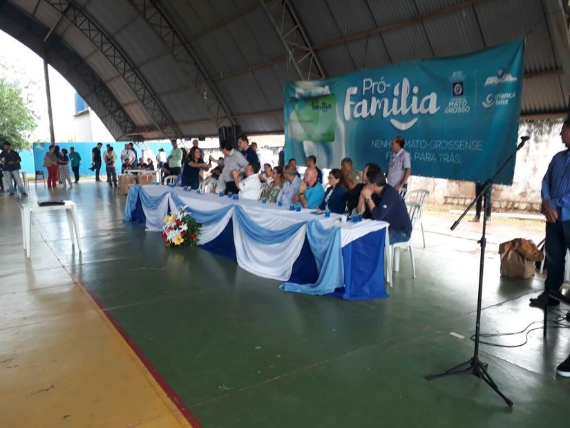 Cerca de 360 famílias receberam o cartão do benefício