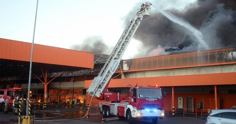 Incêndio de grandes proporções destrói Atacadão, em Rondonópolis
