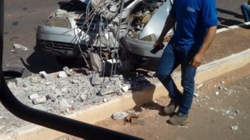 Poste cai em cima de carro após acidente entre veículos em Rondonópolis