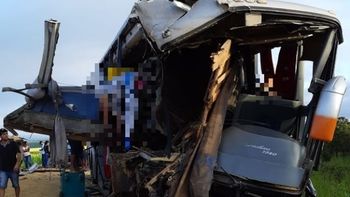 Colisão entre ônibus e carreta mata três pessoas na BR-364 