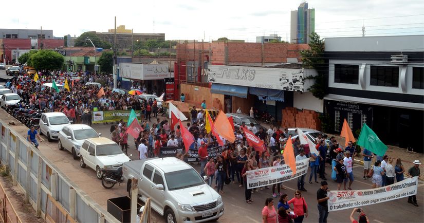 Contra as reformas, movimento grevista toma as ruas de Rondonópolis