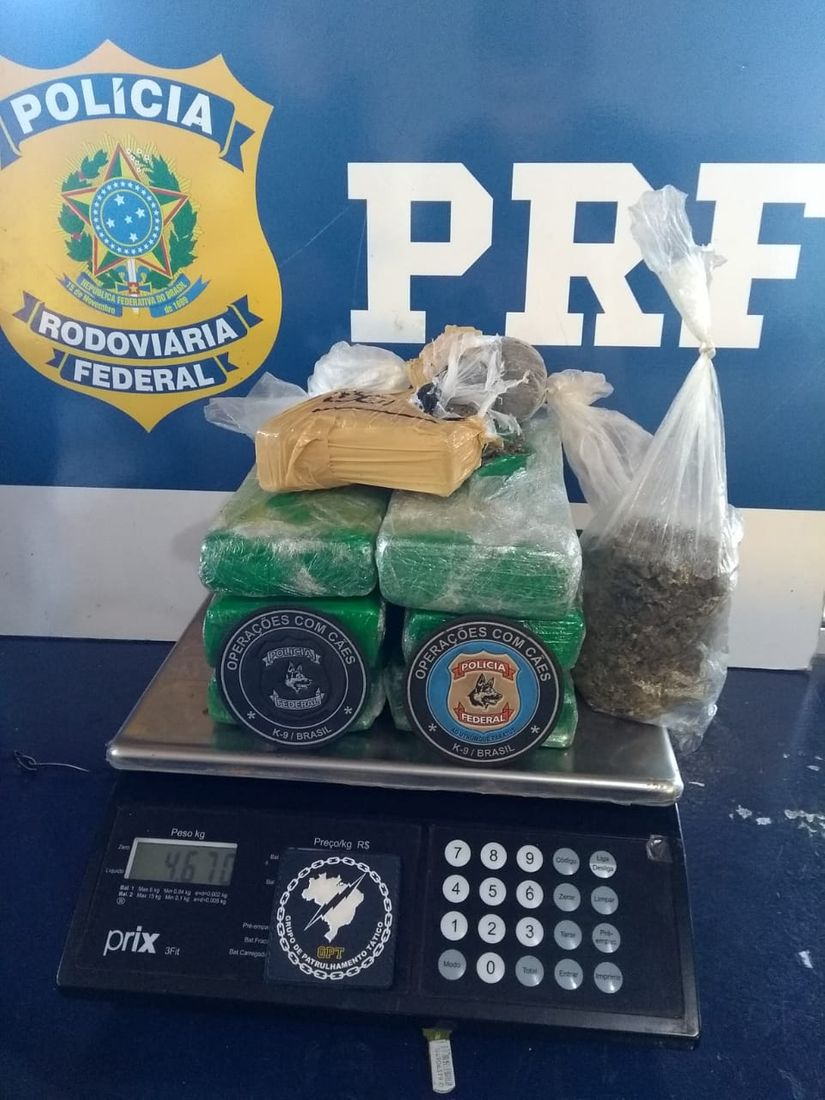 Garota é flagrada com drogas nas bagagens em ação conjunta