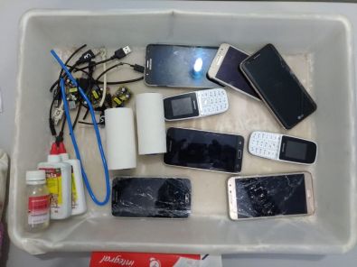 Professora é presa após ser flagrada tentando entrar no Ferrugem com celulares