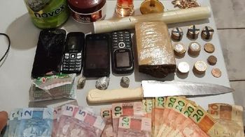 PM prende dois por tráfico e encontra droga enterrada em quintal