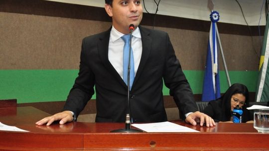 Vereador leva bolo à sessão da Câmara como forma de protesto contra prefeito de Cuiabá 
