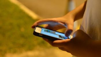 Maioria das crianças das classes D e E acessa internet apenas pelo celular