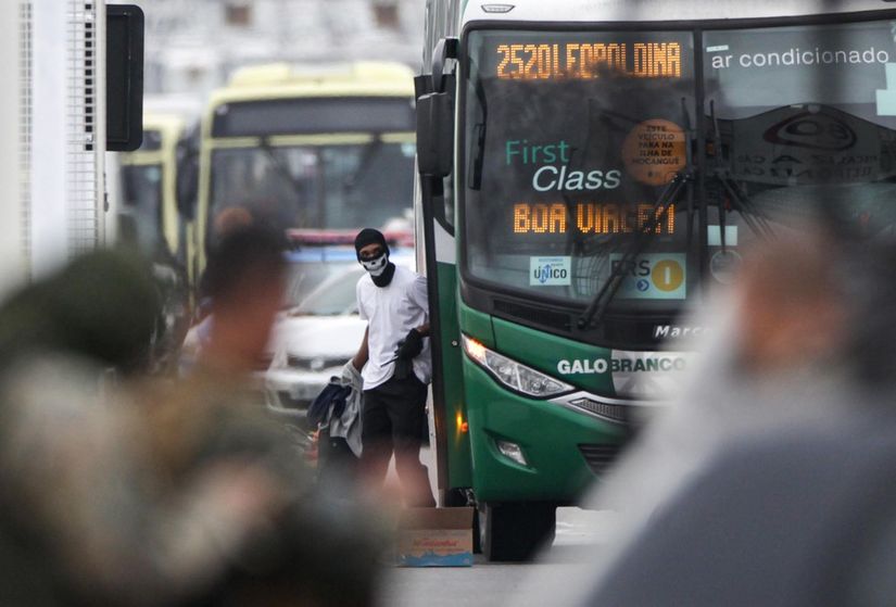 Tiros no tórax e no abdômen causaram morte do sequestrador do ônibus na Ponte