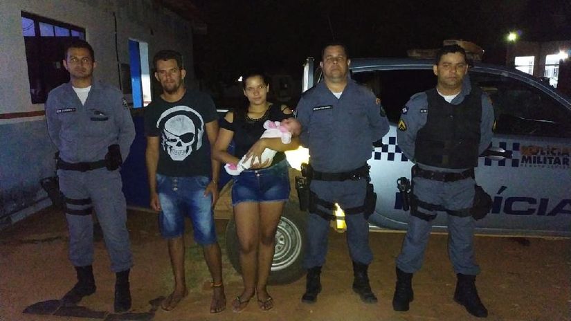 Policiais salvam menina de 23 dias de vida engasgada com leite