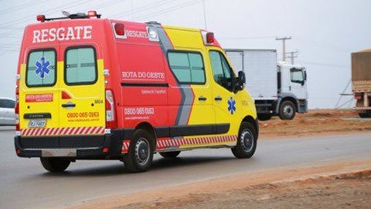 Jovem morre após bater motocicleta na traseira de carreta na BR-163