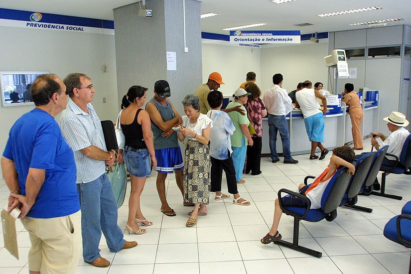 Aposentados começam a receber 1ª parcela do décimo terceiro