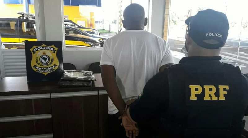 Estrangeiro é detido por transportar 2,1Kg de cocaína em ônibus
