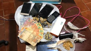Polícia Civil cumpre mandado em 'boca de fumo' e apreende 70 pedras de droga