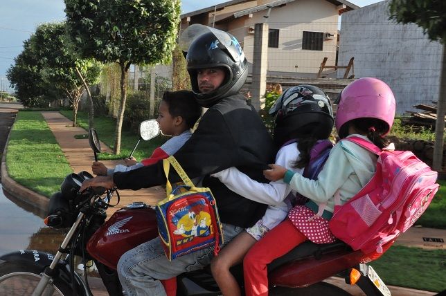 Transportar crianças menores de 10 anos em moto é imprudente e proibido  perante a lei.