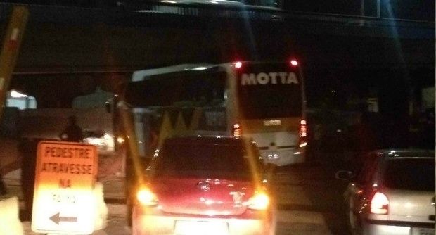 Comédia: Caso de onibus 'entalado' em viaduto construído por Silval vira piada nas redes sociais