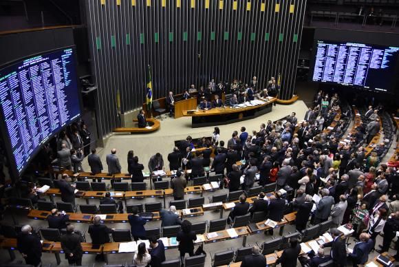 Câmara aprova o fim da reeleição para os executivos. Nos Legislativos pode