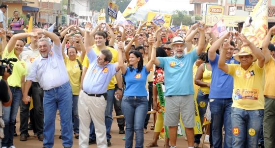 Percival e Rogério lideram multidão em mais uma 'Caminhada da Esperança'