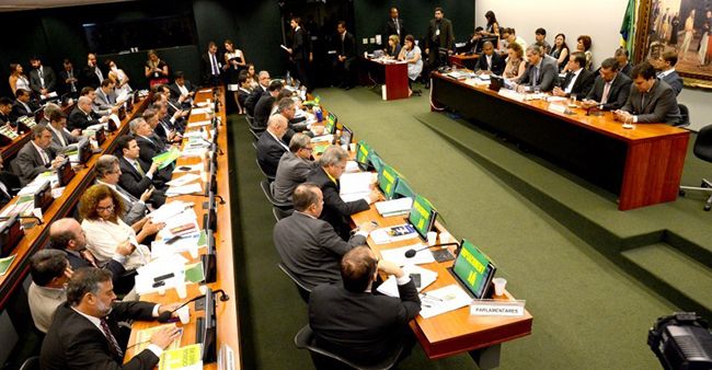 Comissão da Câmara analisa nesta segunda parecer sobre pedido de impeachment