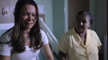 Mulher de Mauro Mendes aparece em leito de hospital e chora ao falar do marido na TV