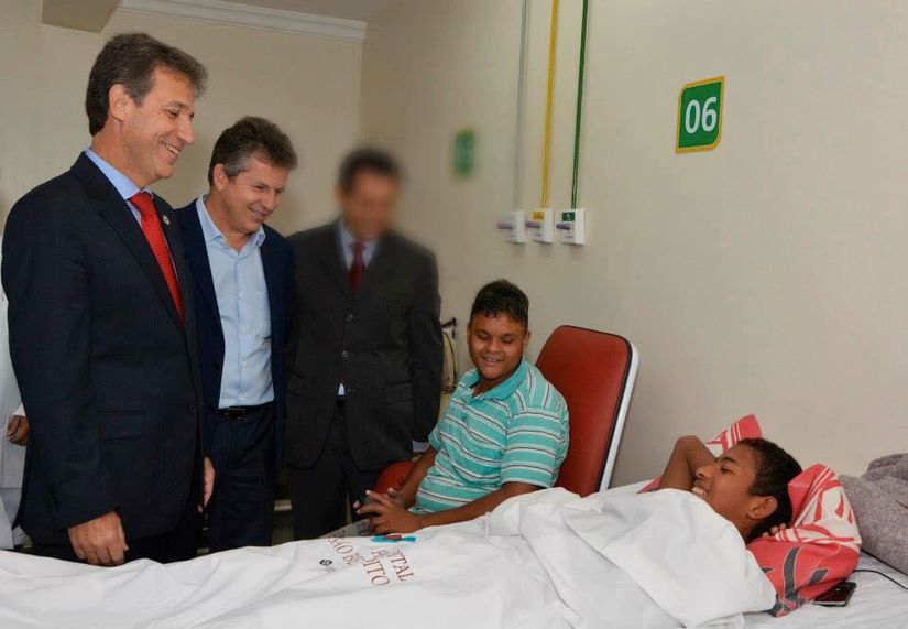 Esposa de Mauro Mendes borra foto de Valtenir em inauguração de hospital