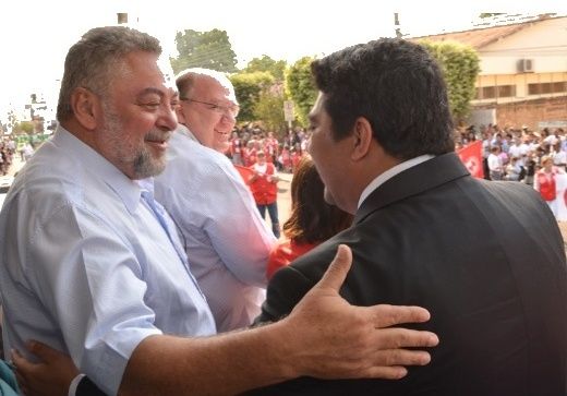 Cordialidade marca participação candidatos em desfile da Independência