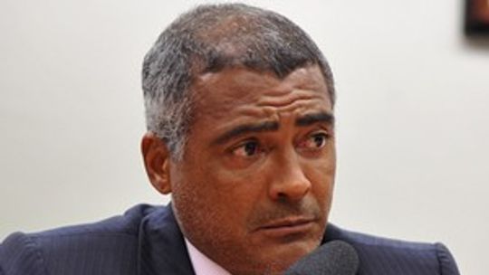 Lindbergh anuncia apoio do PT à candidatura de Romário ao Senado