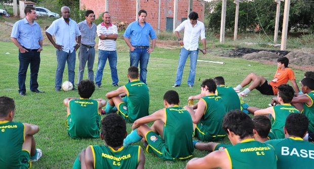 Vereadores visitam jogadores do REC que irão disputar final do mato-grossense sub-19