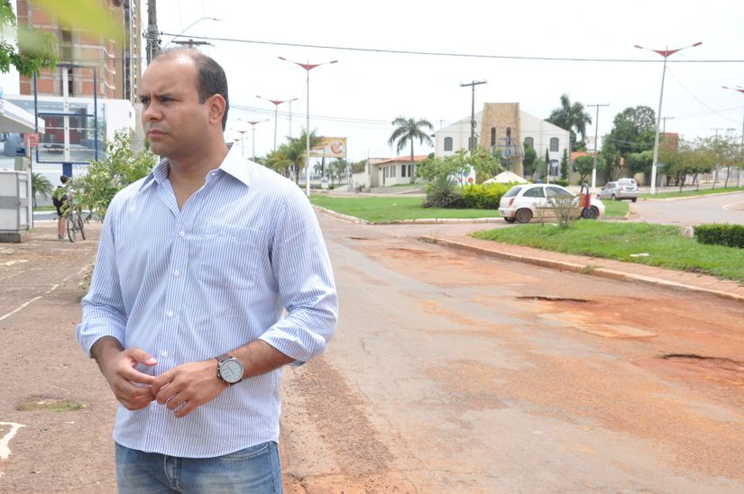 Thiago Muniz critica tapa-buraco com terra e diz que Coder está sujando a cidade