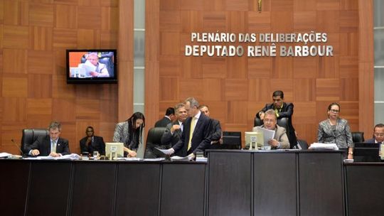 Deputados retiram assinaturas e sepultam CPIs que haviam aprovado um dia antes