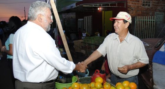 Percival Muniz e Ana Carla visitam a feira do Jardim Iguaçu e ouvem moradores