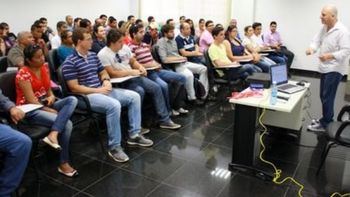 Profissionais participam de treinamento sobre transmissão de dados via satélite