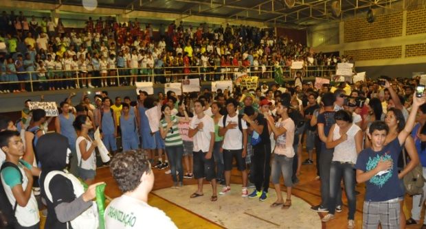 Protesto: Abertura dos Jogos Estudantis também foi alvo dos manifestantes em Rondonópolis