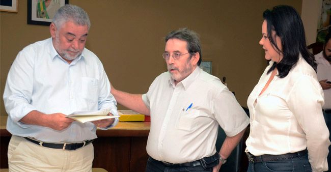 Prefeito recebe texto final do PCCS da Educação em seu gabinete na manhã dessa quinta (5)