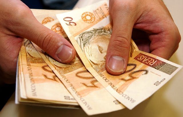 Secretaria de Educação cria comissão para investigar compras suspeitas feitas no ano passado 