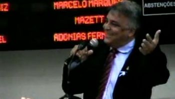 Emoções: Hussein se despede cantando e diz que pretende voltar à Câmara 'em definitivo'