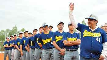 Ananias participa da abertura do Campeonato de Beisebol