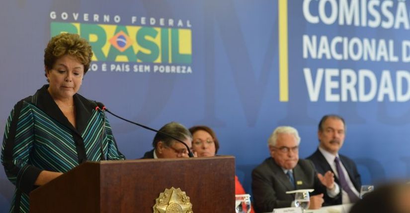 Dilma chora ao receber relatório da Comissão da Verdade: país merece a verdade